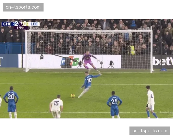 特写：点球罚失后，帕尔默独自坐在草坪上沉思良久