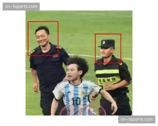 场边花絮:球迷冲入场内导致比赛中断,已被安保人员带离